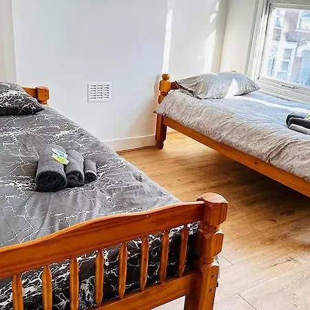 3 Bed House East London Home Buitenkant foto