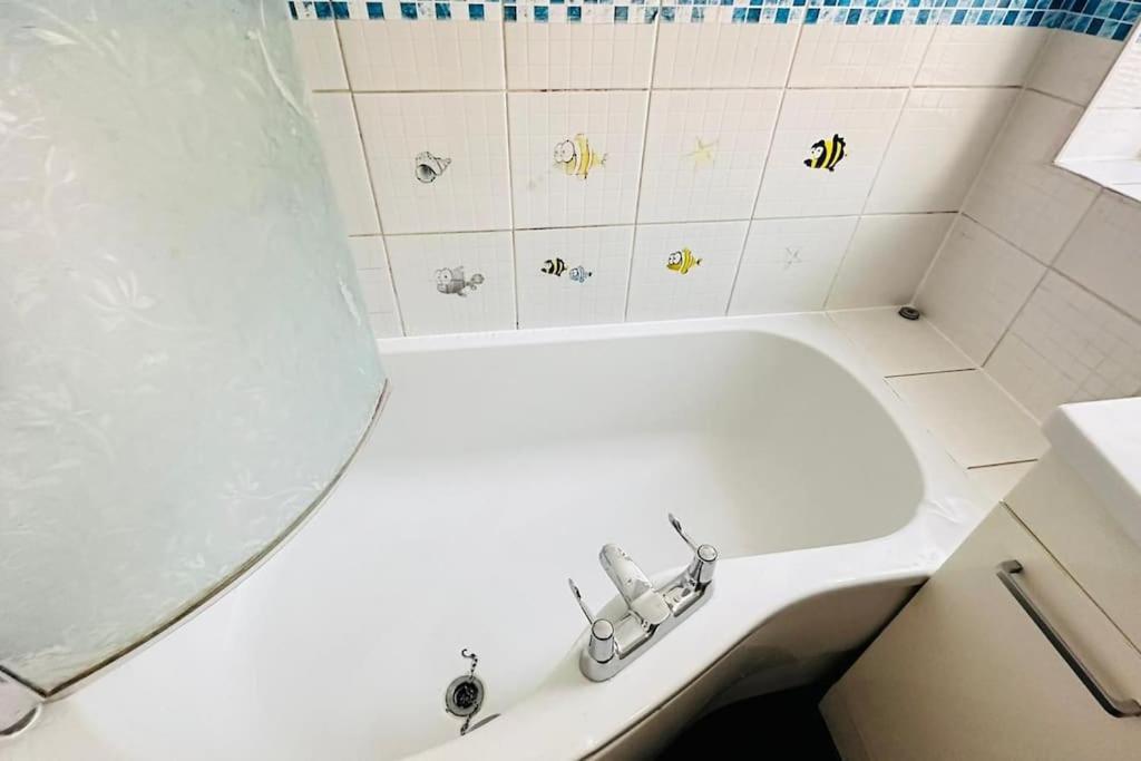3 Bed House East Apartment *